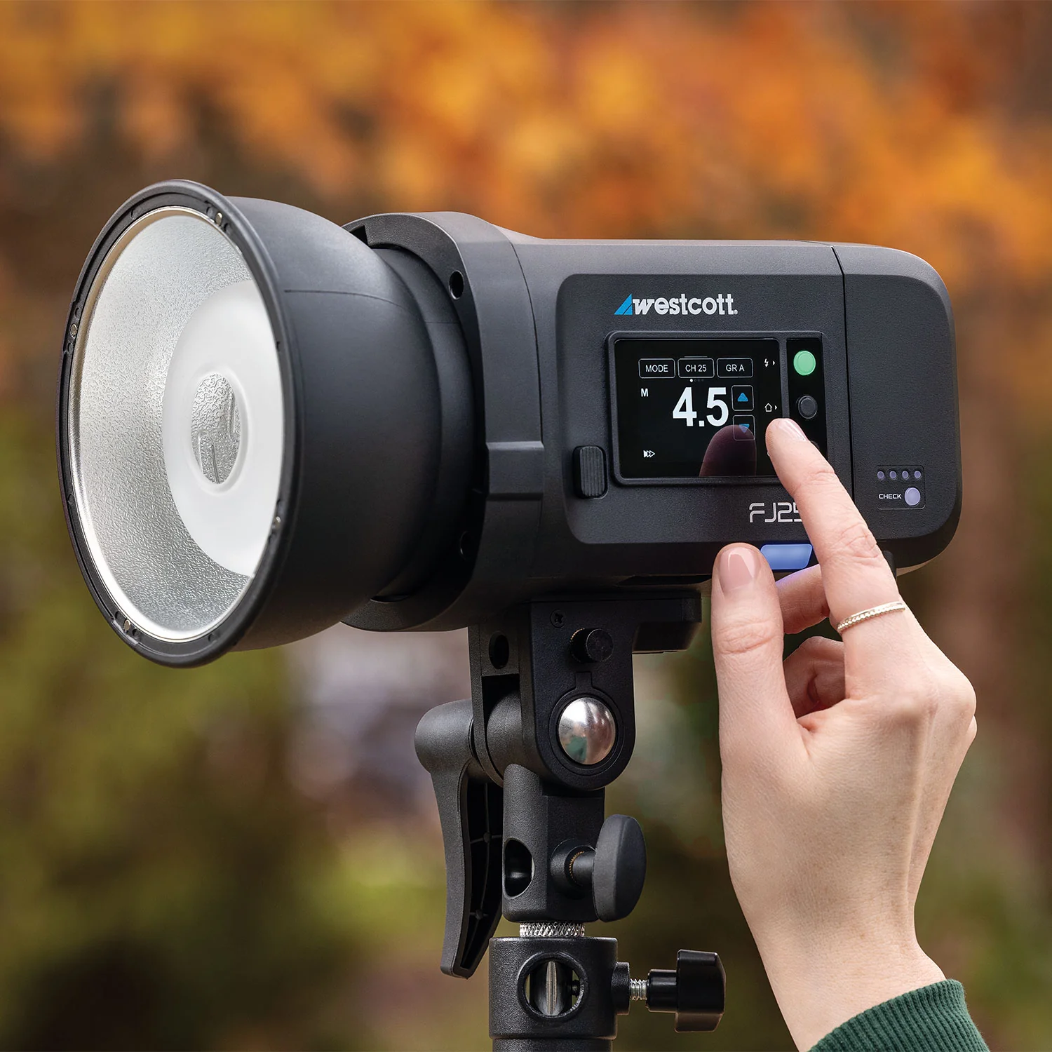 FJ250 Touchscreen Strobe with FJ Pro AC/DC Battery (250Ws) - Image 13