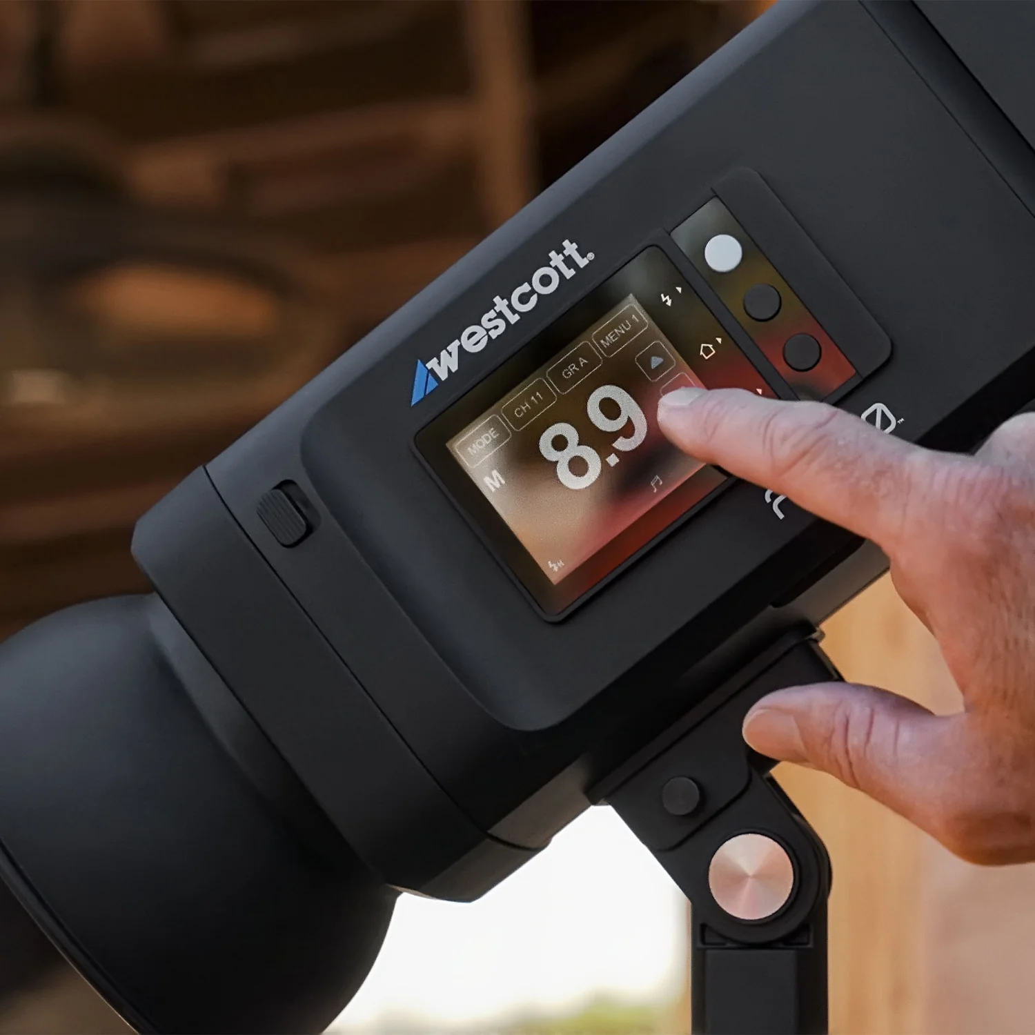 FJ800 Touchscreen Strobe with FJ Pro AC/DC Battery (800Ws) - Image 18