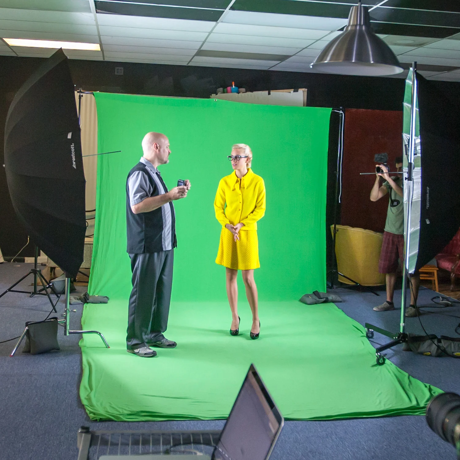 Wrinkle-Resistant Backdrop - Chroma-Key Green Screen (9' x 20') - Image 4