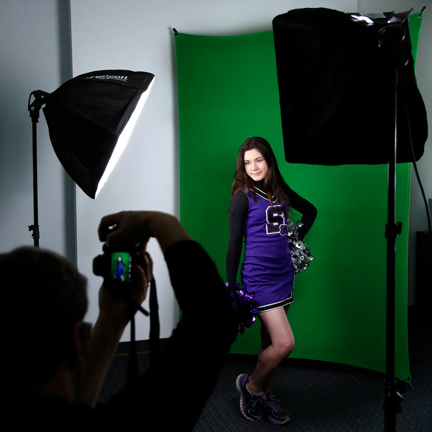 X-Drop Wrinkle-Resistant Backdrop - Chroma-Key Green Screen (5' x 7') - Image 4